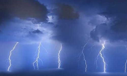 打雷时能玩电脑吗？为什么