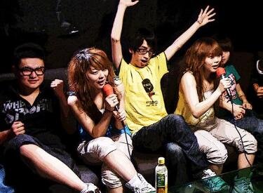 女人坐在男友大腿上是怎样一种体验?