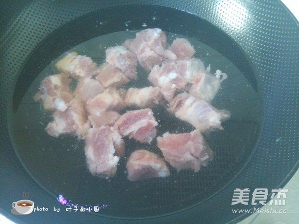 土豆萝卜炖排骨汤的做法