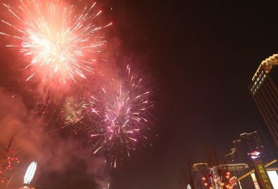 爆竹声声辞旧岁的下一句是什么