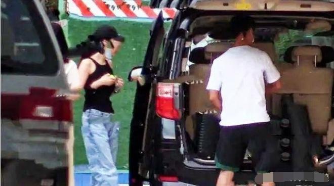 文章与美女挽手过马路疑似新女友,文章的人品如何?