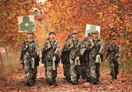 “日落西山红霞飞,战士打靶把营归.