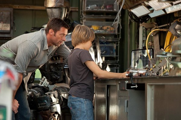 有一部电影,是讲机器人的,男主角是一个拳击手,还有一个小男孩迷恋机器人或是拳击,他们一起参加了一系