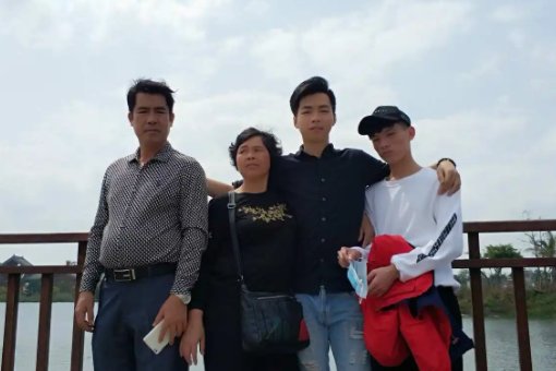 写爸爸外貌的句子