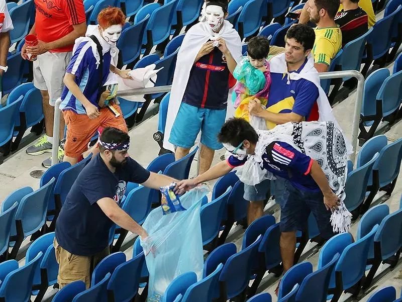 韩国女记者遭球迷强搂，面带微笑继续主持，这是否体现了她的职业素养呢？