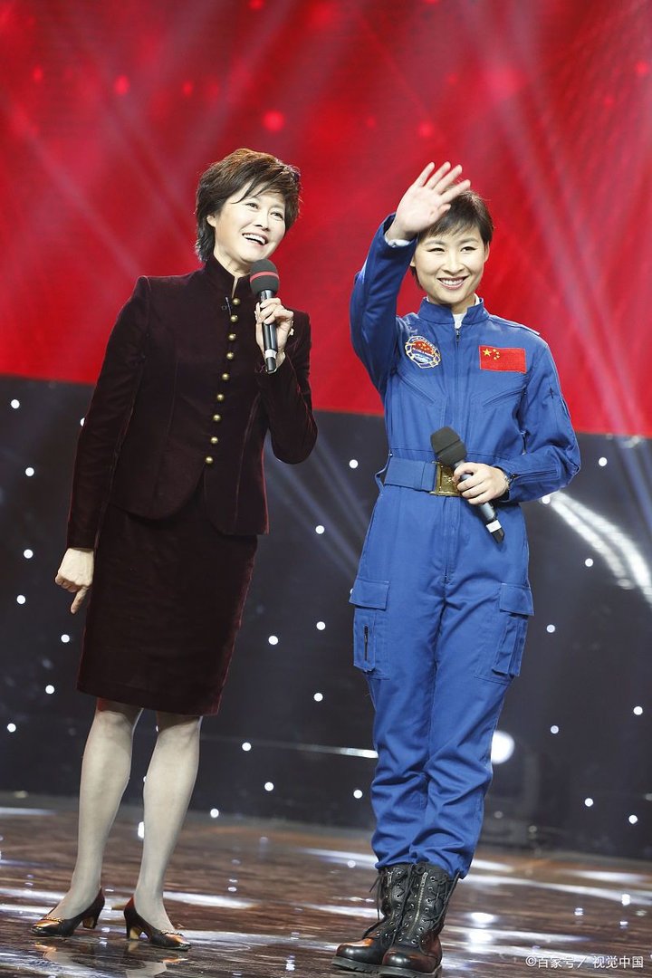 刘洋进舱三连拍,挥手、敬礼、比心,你相对这名航天员说些什么?