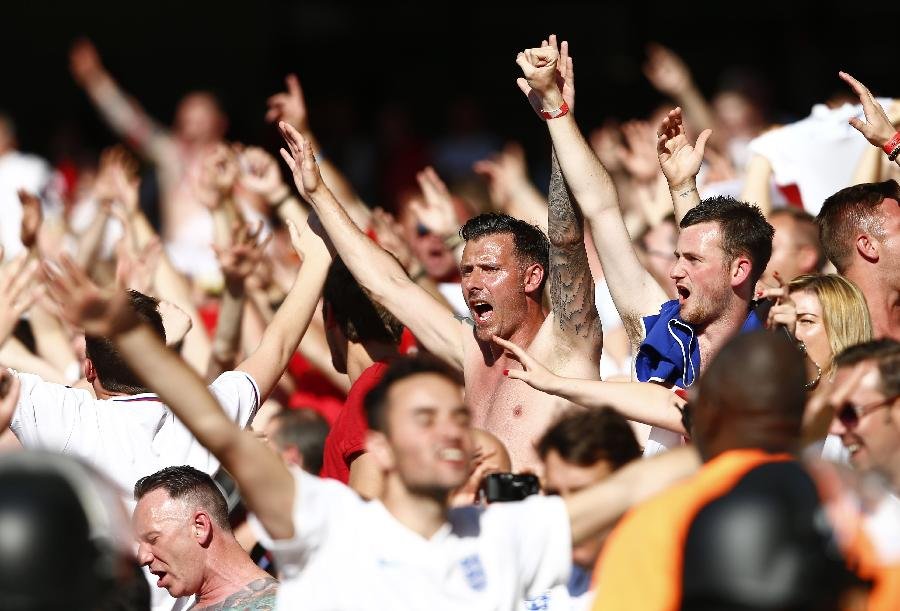 韩国女记者遭球迷强搂，面带微笑继续主持，这是否体现了她的职业素养呢？