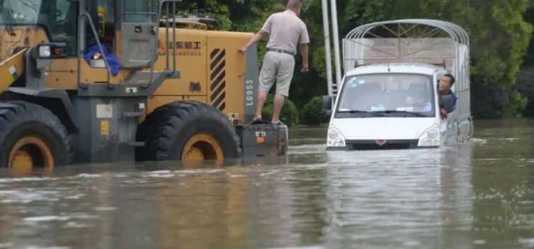 彭州山洪亲历者:要是反方向跑就没命了，遭遇山洪应该怎么做？