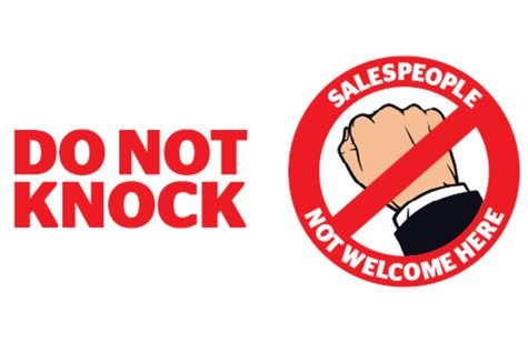 knock on与knock at的区别