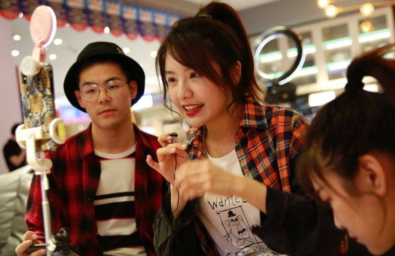 揭秘电商直播带货乱象,直播带货水分最达七成,在直播时买东西该注意什么?