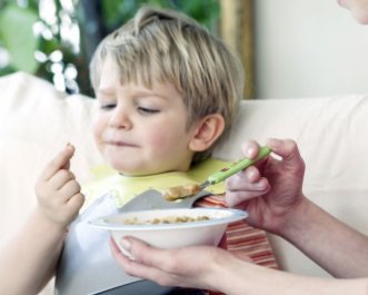 “妈妈，吃饭好烦呀！”：孩子不好好吃饭，父母怎么破？