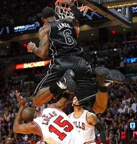 勒布朗·詹姆斯飞跃卢卡斯的空接扣篮,卢卡斯当时什么心理?