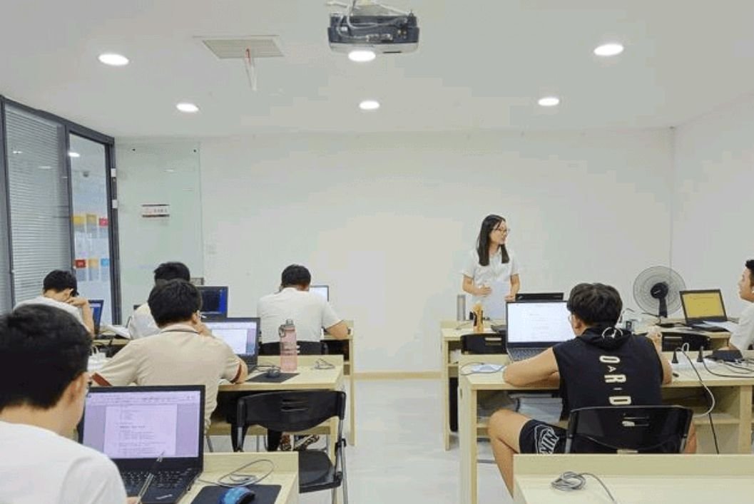 技校一年学费多少？