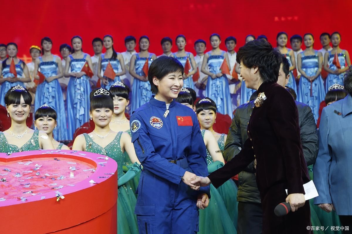 刘洋进舱三连拍,挥手、敬礼、比心,你相对这名航天员说些什么?