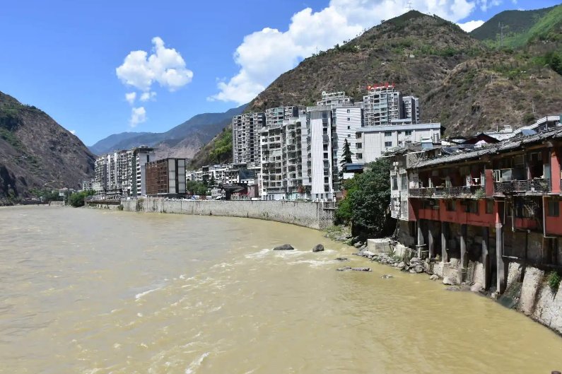 泸定县在四川哪个位置