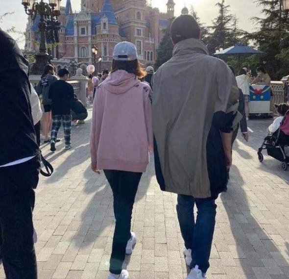 佟大为与爱妻庆祝结婚13周年！近年来关悦为何很少出现在大众视野中？