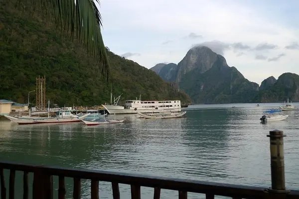 靠岸的意思解释