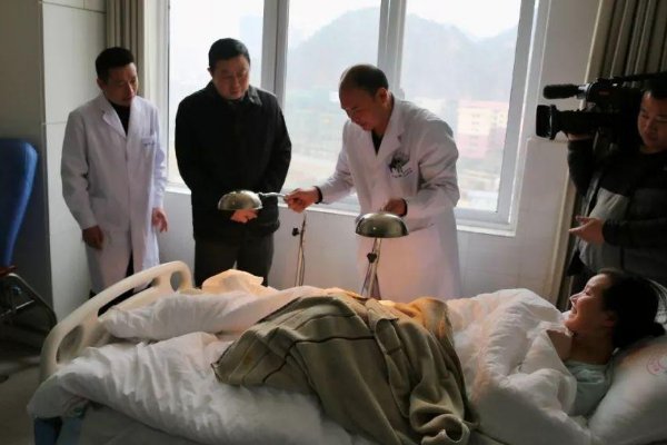 in hospital的区别是什么？