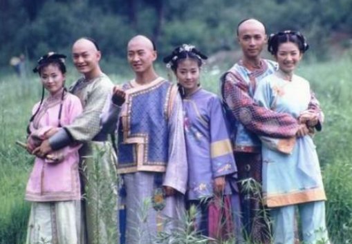 那里天上的太阳和星星都多余叫什么歌名？