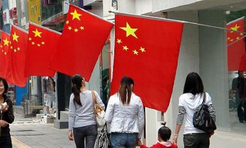 由谁执笔,写下一首诗篇《我们也有一面五星红旗》?