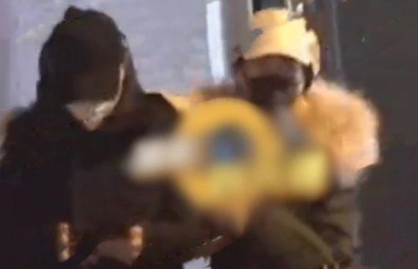 文章与美女挽手过马路疑似新女友，文章的人品如何？