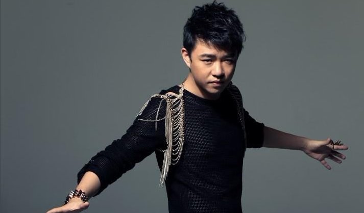 你到底爱着谁 歌词