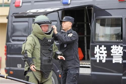 成都特警训练基地花墙打卡照上热搜,这面打卡墙有何特色?