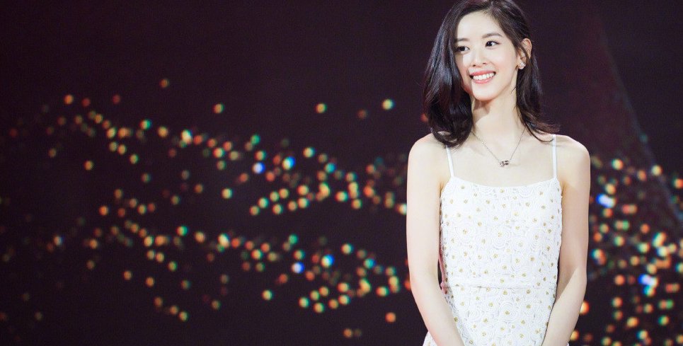 27岁章泽天出席宴会坐主桌，又白又美不输女星，她真的有表面这么风光吗？