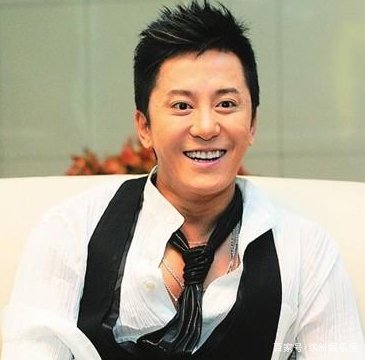 当年爆红的毛宁，一首“涛声依旧”传唱至今，如何评价他呢？