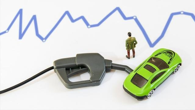 油价持续走高,每升超10元意味着什么?为什么油价会这么高?