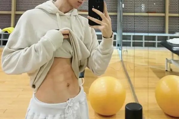 为什么女孩子馋腹肌