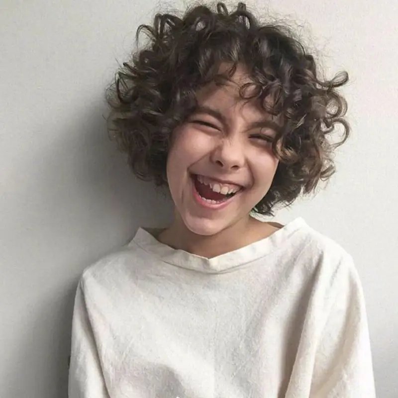 6岁女孩天生爆炸头称不想上学!这爆炸头是什么原因造成的?