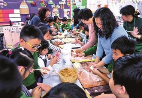 小朋友的脚常被那香味勾住中的勾住是什么意思?