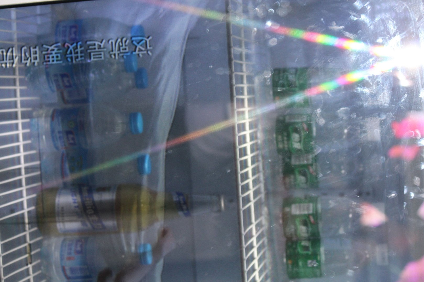 把玻璃变成显示屏