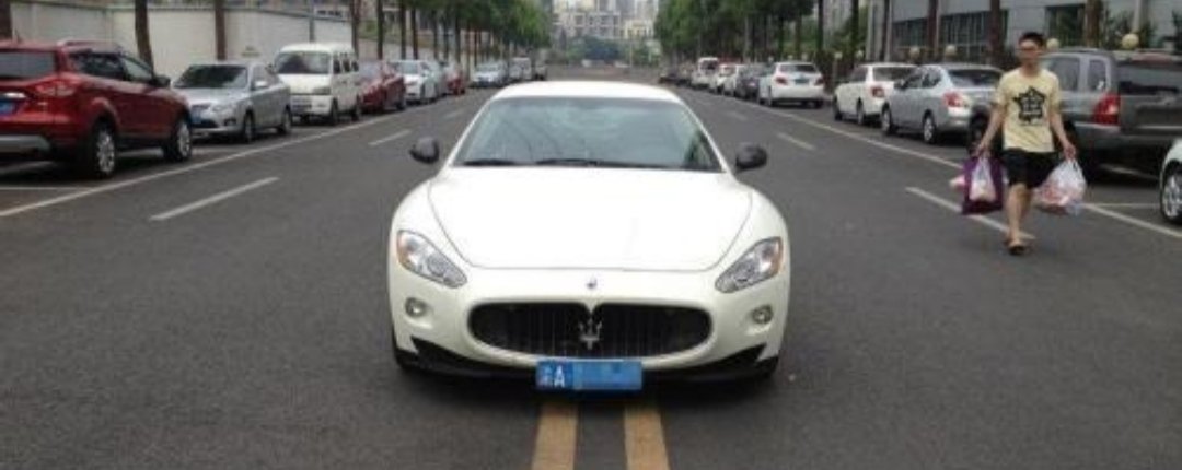 女子车停路中间去买水果引不满,拍下取证会被怎样处理?