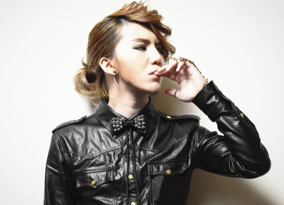 梁君诺全新单曲《荒唐电影》发布,他的出道经历是怎样的?