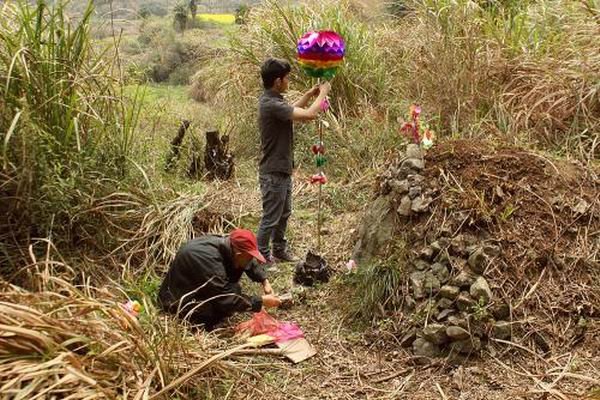 父辈都不在了,孙子就不能给爷爷上坟了吗
