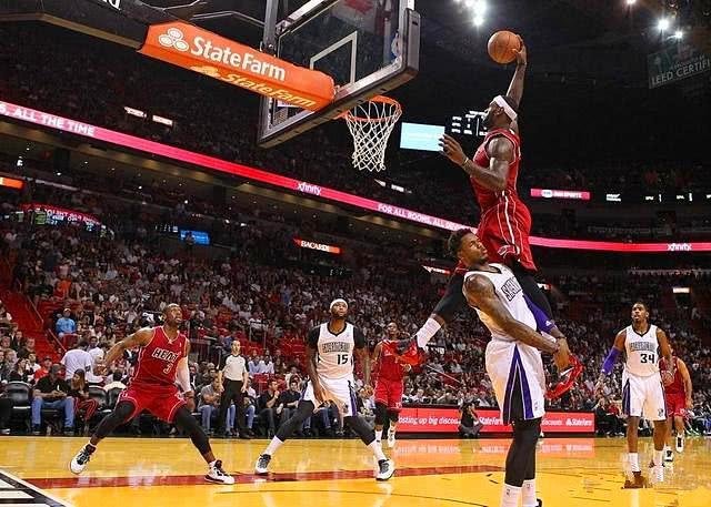 勒布朗·詹姆斯飞跃卢卡斯的空接扣篮,卢卡斯当时什么心理?