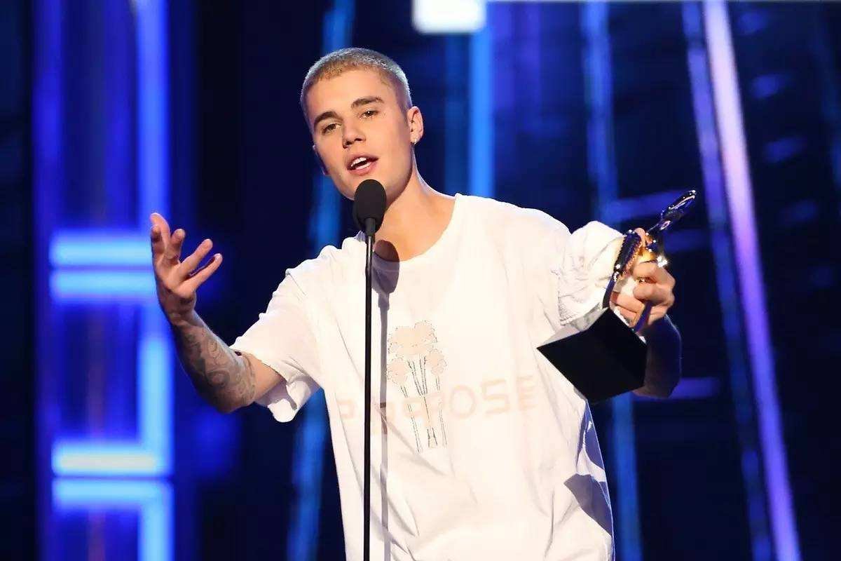 少年成名的贾斯汀比伯，是如何越走越黑的？