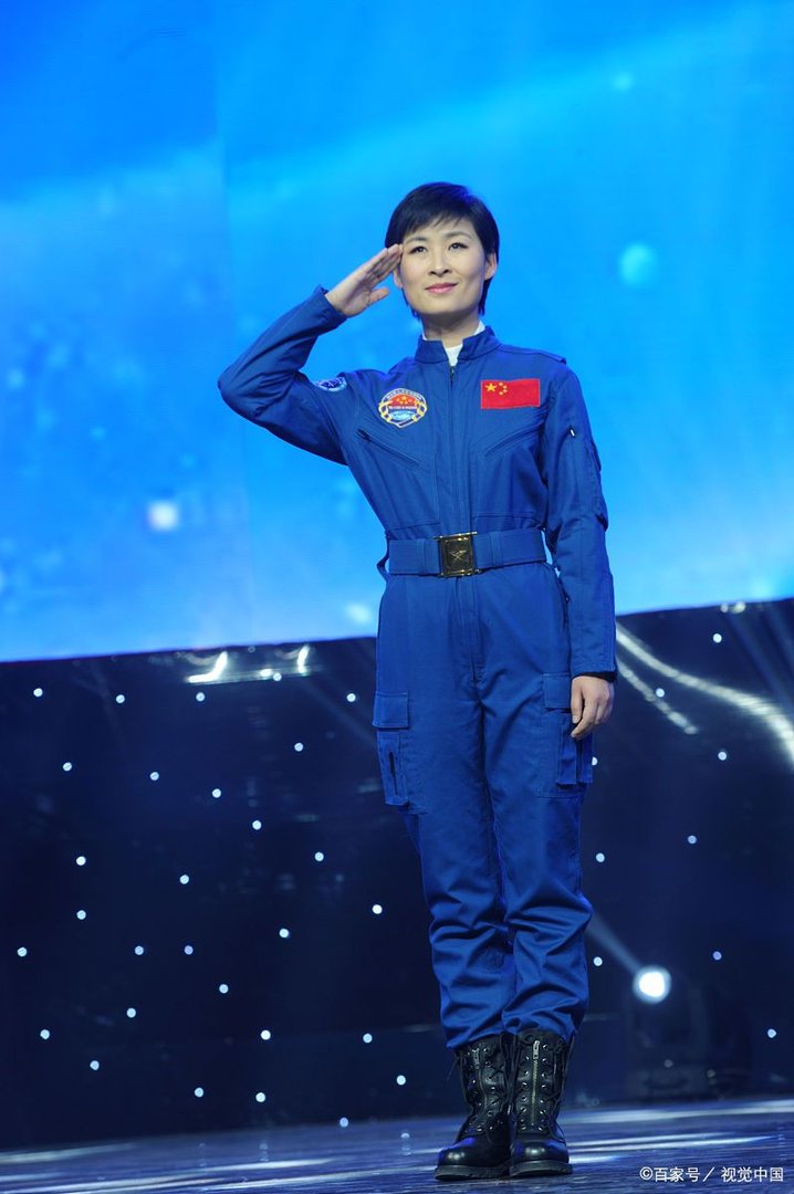 刘洋进舱三连拍，挥手、敬礼、比心，你相对这名航天员说些什么？