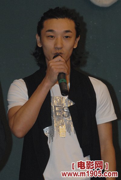 电影孔子中漆思弓年幼时的扮演者是谁？