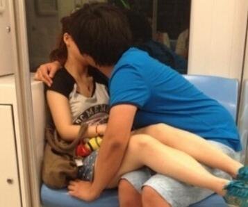 女人坐在男友大腿上是怎样一种体验?