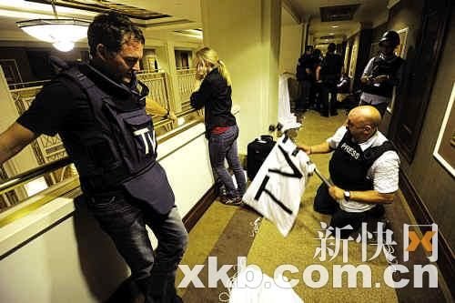 在利比亚，我国记者穿着衣服上标记证明是记者的简称是什么??谢谢~~~