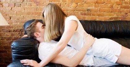 女人坐在男友大腿上是怎样一种体验？
