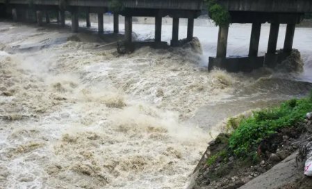 彭州山洪亲历者:要是反方向跑就没命了，遭遇山洪应该怎么做？