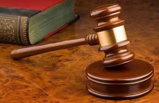 四川男子将妻弟媳妇卖给工友被公诉，嫌犯是利用什么手段诱拐弟媳的？