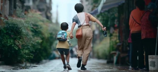 电影《我的姐姐》中演员说的是四川话，导演设计的意义都有哪些？