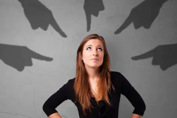 哑巴打手势 猜一个成语