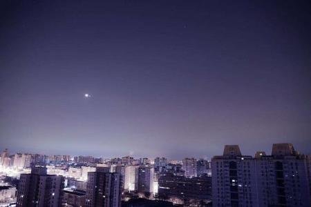 太阳刚落山或刚升起时,为什么总有个很亮的星星出现在不同方向?