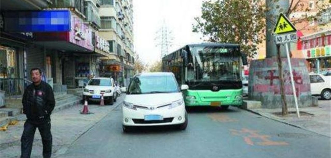 女子车停路中间去买水果引不满，拍下取证会被怎样处理？